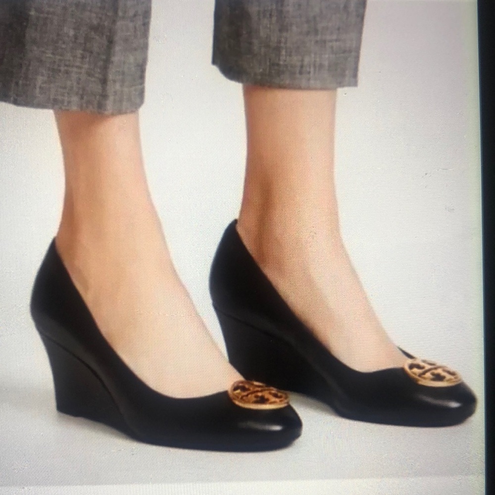 Tory Burch Chelsea Logo Medallion Wedge Size 9